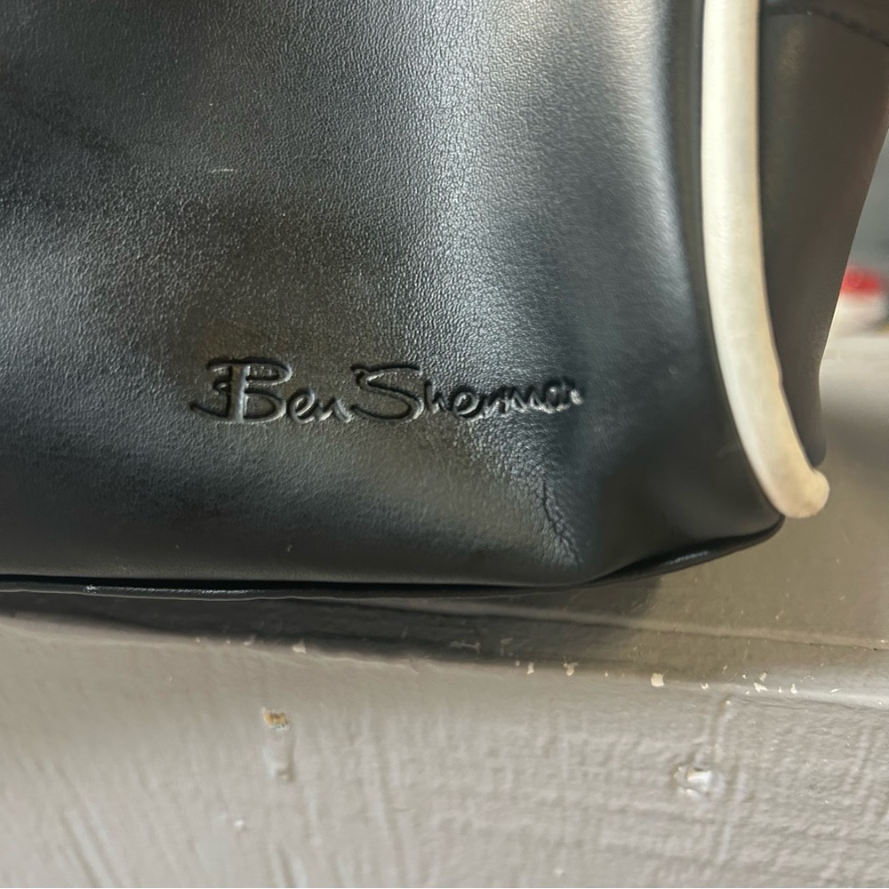 Ben Sherman Regent Park PVC Top Zip Travel Toiletry Bkack and White Bag - Picture 6 of 7